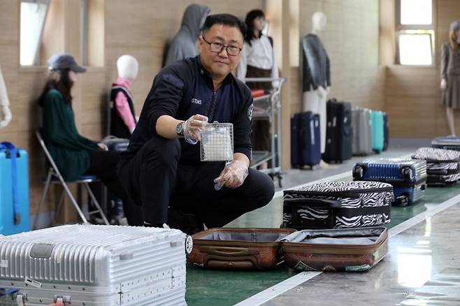 관세청 마약탐지견센터 박종수 관세청 탐지견훈련센터 교관이 훈련센터 화물 속 에서 마약을 들어보이고 있다. 사진=박범준 기자