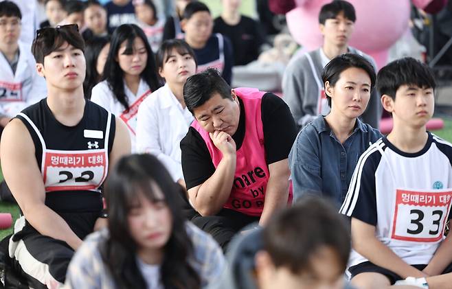 12일 오후 서울 반포한강공원 잠수교에서 열린 ‘2024 한강 멍때리기 대회’에서 참가자들이 멍때리고 있다. 연합뉴스