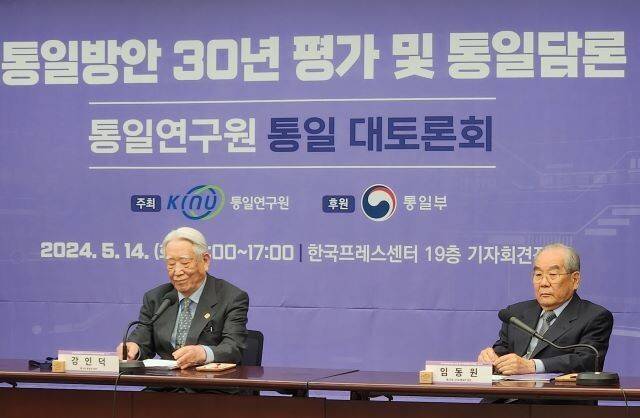 임동원 전 통일부장관(오른쪽)과 강인덕 전 통일부장관이 14일 오후 서울 프레스센터에서 통일연구원 주최, 통일부 후원으로 열린 ‘민족공동체통일방안 30년 평가 및 통일담론 발전방향’ 토론회에 나와 ‘원로 대담’을 하고 있다. 이제훈 기자