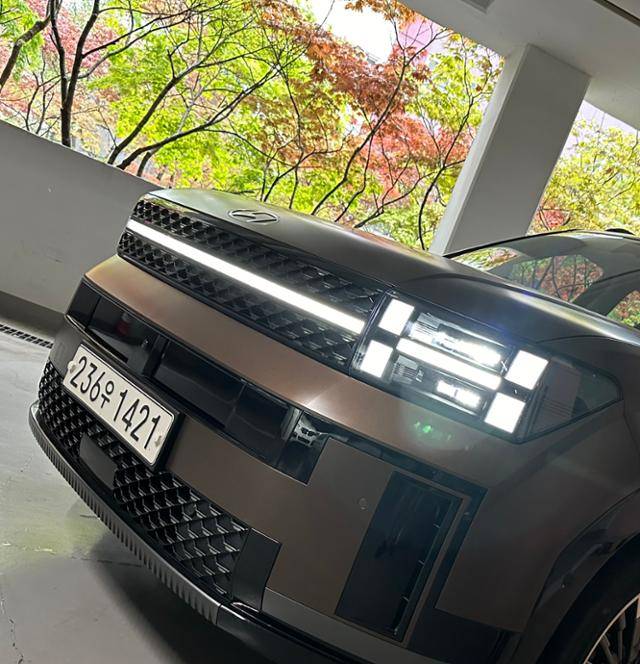 싼타페 하이브리드 앞모습. 헤드라이트에 알파벳 'H'가 형상화돼 있다. 이상무 기자