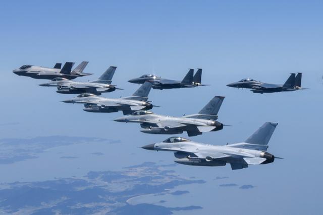 적 대규모 공중항체 침투대응 합동훈련 하루 전날인 13일 공군이 자체적으로 실시한 사전 훈련에서 F-15K, F-35A, KF-16 등 전투기들이 편대비행을 하고 있다. 공군 제공