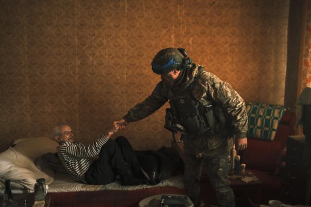 러시아가 맹공을 퍼붓고 있는 우크라이나 하르키우주의 보우찬스크에서 우크라이나 군인이 장애 노인의 대피를 돕고 있다. 보우찬스크=EPA 연합뉴스