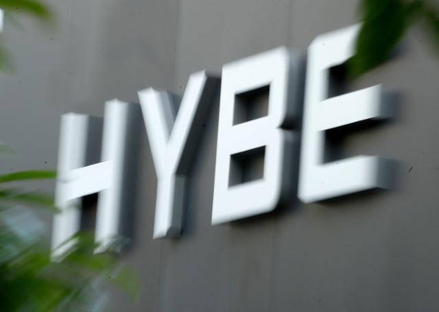 하이브가 어도어 경영진이 미공개 정보를 이용해 하이브 주식을 매도했다고 주장하며 금융감독원에 조사를 요청하겠다고 밝힌 가운데, 어도어가 "주가하락의 책임을 회피하기 위한 하이브의 억지 주장과 경영진 흠집내기"라고 맞섰다. 뉴스1