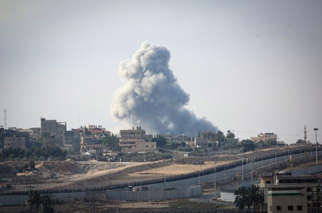 가자지구 최남단 도시인 라파 동쪽 지역에서 이스라엘군의 공습으로 검은 연기가 피어오르고 있다. 라파=AFP 연합뉴스