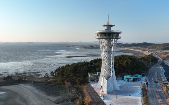 14일 충남 홍성군 서부면 남당항에서 문을 여는 65m의 스카이타워. [사진 홍성군]