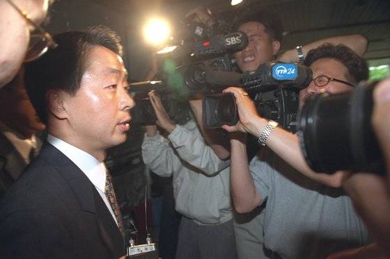알선수재 등 혐의로 기소된 김영삼 전 대통령의 차남 현철씨가 1999년 6월2일 오후 파기환송심 첫 공판을 위해 서울고등법원으로 들어서고 있다. 중앙일보.