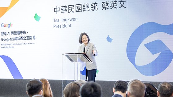 4월 25일 구글은 대만 신베이시에 두번째 하드웨어 R&D센터를 설립했다. 차이잉원 대만 총통이 개소식에서 축사하고 있다. 사진 대만총통부