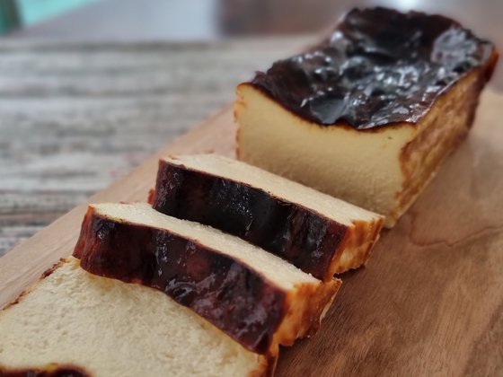고단한 날 위로가 되어줄 바스크 치즈케이크. 사진 홍여림