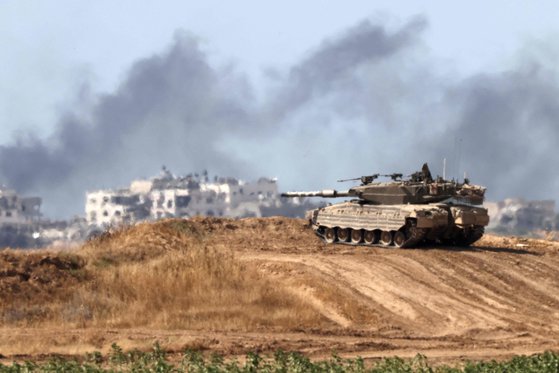 13일(현지시간) 이스라엘군 탱크가 가자지구 국경 인근에 자리잡고 있다. AFP=연합뉴스
