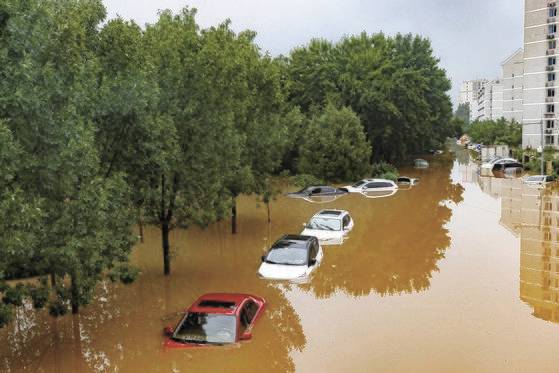 지난해 중국 베이징에서 태풍 독수리로 인한 폭우로 차량들이 물에 잠긴 모습. 로이터=연합뉴스