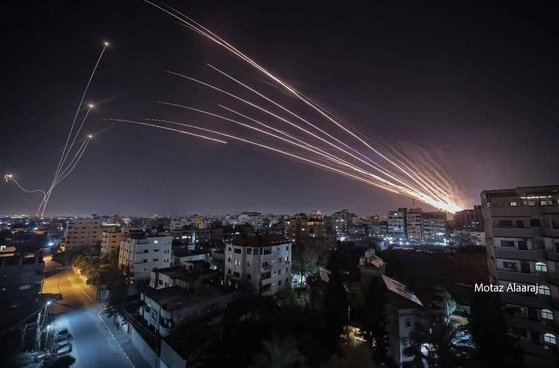 이스라엘군의 방공 체계 아이언돔이 로켓을 요격하고 있다. 트위터 캡처