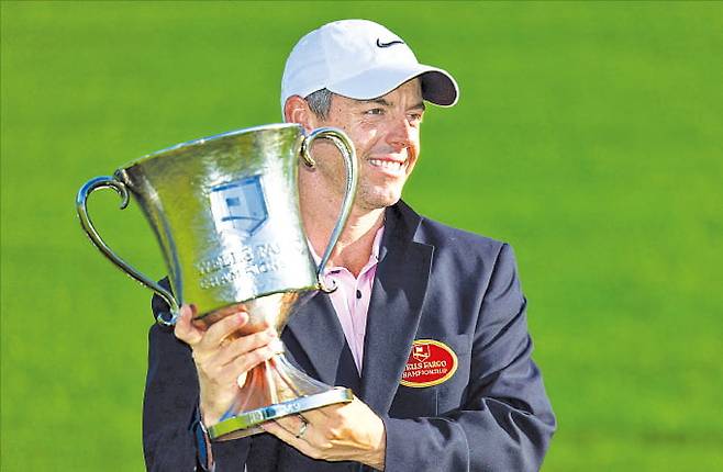 로리 매킬로이가 13일 미국프로골프(PGA)투어 웰스파고 챔피언십 우승 트로피를 들고 환하게 웃고 있다. 매킬로이는 잰더 쇼플리를 5타 차로 꺾고 우승 상금 360만달러를 거머쥐었다.  AFP연합뉴스