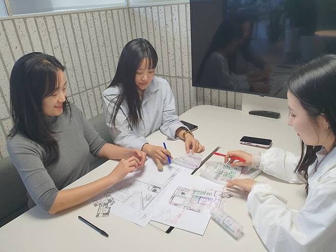 이혜민 차장(왼쪽부터)과 김윤미 매니저, 이성현 매니저가 도면 레이아웃 작업을 하고 있다. 윤현주 기자
