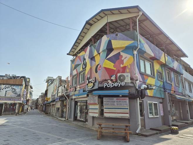 캠프보산 스트리트의 모습. 상점가의 문이 굳게 닫혀 있다. 김다빈 기자