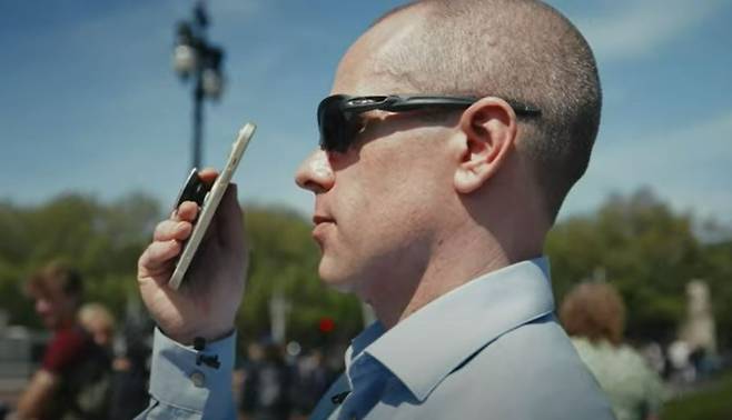 GPT-4o가 카메라 렌즈를 통해 시각 장애인에게 상황을 알려주는 장면./ 사진=유튜브 화면 캡처