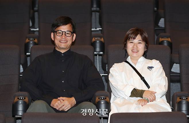 영화  <눈이 보이지 않는 시라토리씨,  예술을 보러 가다>의 공동감독 가와우치 아리오(오른쪽)와 다이스케 미요시. 정지윤 선임기자