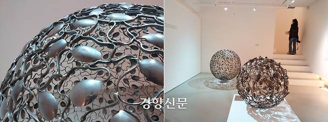 김영재의 숟가락 조형·설치작품의 세부(왼쪽)와 전시 전경. 도재기 선임기자