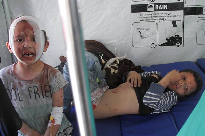 13일(현지시간) 가자지구 북부 자발리아 난민촌의 한 병원 텐트에서 이스라엘군의 공습으로 부상을 입은 아이들이 치료를 받기 위해 대기하고 있다. 로이터연합뉴스