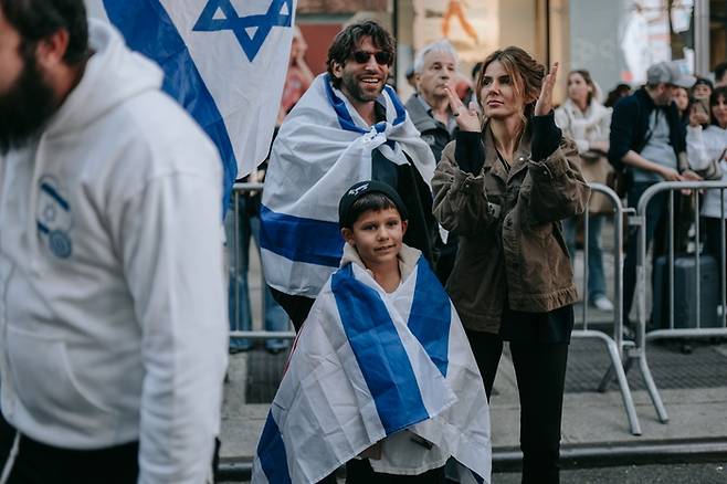 이스라엘 지지자들이 13일(현지시간) 미국 뉴욕에서 열린 이스라엘 현충일 기념행사에 참석해 활짝 웃고 있다. EPA연합뉴스