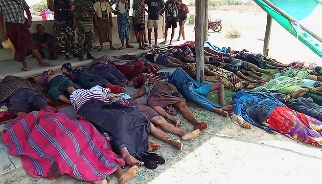 지난 11일(현지시간) 미얀마 북부 사가잉 지역 민무 타운십(구)에서 미얀마군에 의해 사살된 주민들의 시신이 놓여 있다.  AP연합뉴스