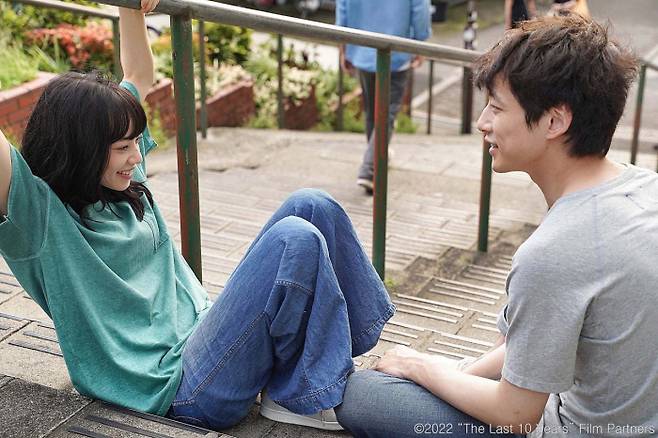 지난달 3일 개봉한 일본의 로맨스 영화 <남은 인생 10년>은 재개봉임에도 불구하고 50만명 이상의 관객을 동원하며 흥행하고 있다. 바이포엠스튜디오 제공