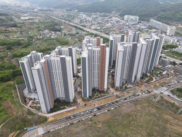 부산의 중견 건설사인 신태양건설이 경남 양산시 상북면 일대에 공급, 다음 달 입주를 앞둔 1368세대 두산위브더제니스 전경.  신태양건설 제공