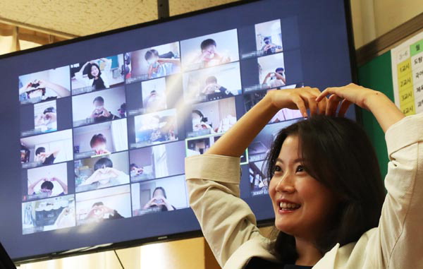 스승의 날을 앞두고 경기도 성남시 운중중학교에서 학생들이 온라인 쌍방향 수업을 하며 교사에게 손으로 하트를 만들어 보여주고 있다. 국제신문DB