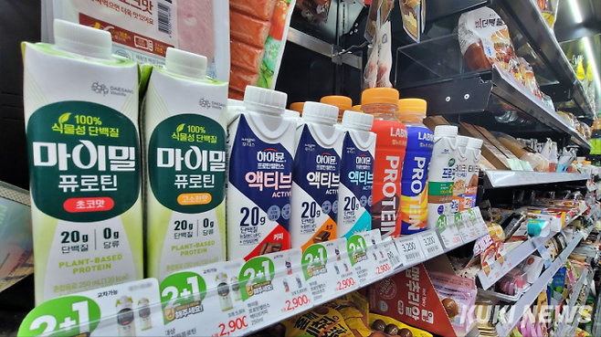 13일 서울 용산구의 한 편의점에 단백질 음료가 진열돼 있다. 사진=김건주 기자 