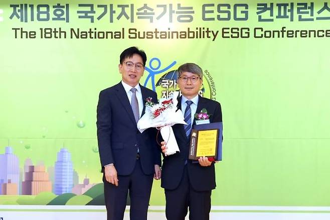 지난 10일 서울 롯데호텔에서 열린  제18회 국가 ESG 우수기업 시상식에서 ‘국가 ESG 우수기업’을 수상한 류광수 한국수목원정원관리원 이사장(오른쪽). 한국수목원정원관리원