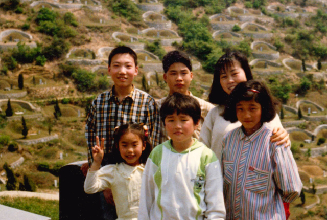 인천 부개동 산동네 빈민촌에 개척한 교회 뒤쪽으로는 공동묘지가 자리하고 있었다. 아들 요셉(앞줄 가운데)과 딸 한나(앞줄 왼쪽)와 함께한 당시 교회 출석 청소년들.