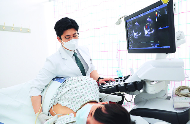 고규용 인제대 일산백병원 교수가 심장을 실시간 관찰할 수 있는 경흉부초음파 검사로 부종 환자의 심장 기능 및 판막 상태를 확인하고 있다. 일산백병원 제공