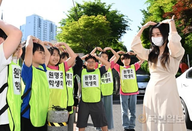 스승의날을 하루 앞둔 14일 오전 서울 서초구 원명초등학교에서 학생들이 선생님들에게 하트를 그리고 있다.