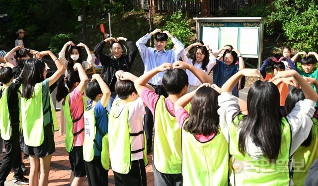 스승의날을 하루 앞둔 14일 오전 서울 서초구 원명초등학교에서 학생들이 선생님들에게 하트를 그리고 있다.