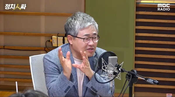 ▲ 5월11일 MBC라디오 '정치인싸'에 출연하고 있는 장성철 소장.