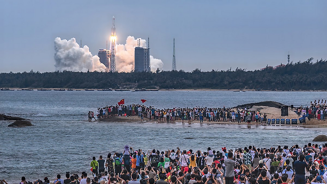 하이난 해변에서 바라보는 로켓 발사 장면 / 사진 = 플리커