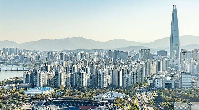 서울 주요 아파트 단지 전셋값이 치솟으면서 배경에 관심이 쏠린다. 사진은 잠실 아파트 전경. (매경DB)