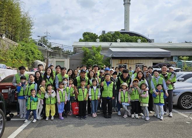 이달 11일 현대엔지니어링 임직원과 가족들이 서울 상암동 노을공원에서 생태숲 가꾸기 봉사활동을 진행했다. /사진제공=현대엔지니어링