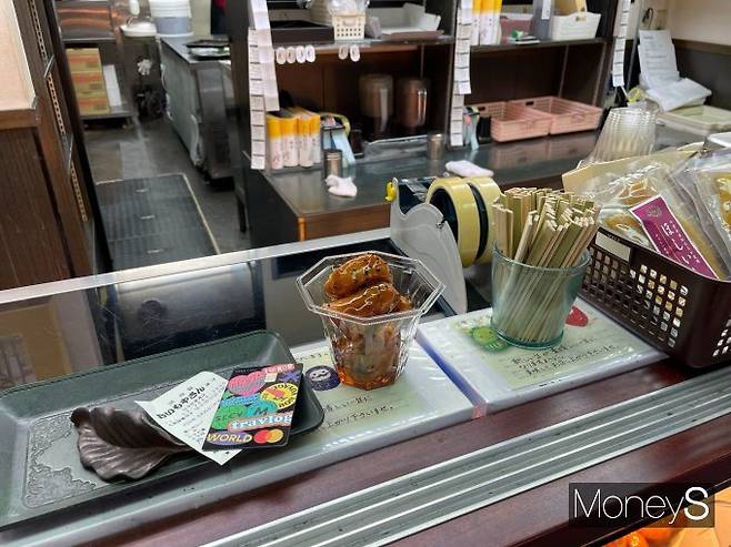 도쿄 아사쿠사 센소지 유원지에 있는 노포에서 트래블로그를 이용하면 수수료 없이 간식을 구입할 수 있다./사진=머니S