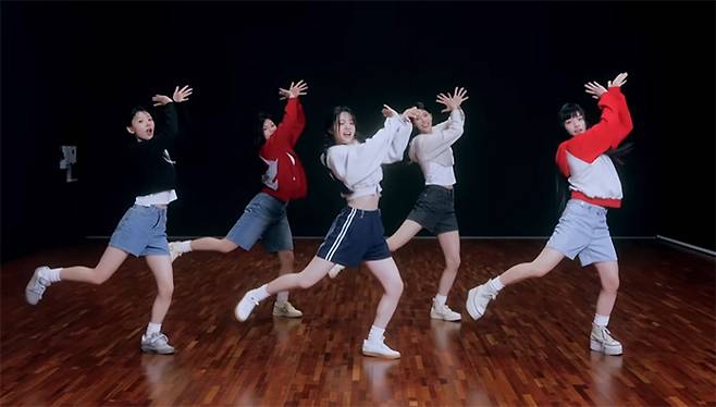 아일릿의 '럭키 걸 신드롬' 안무 영상. [유튜브 캡처]