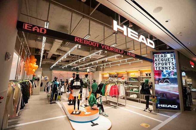 4월 스타필드 수원 내 문을 연 헤드 매장. 코오롱FnC가 운영한다. 김희량 기자