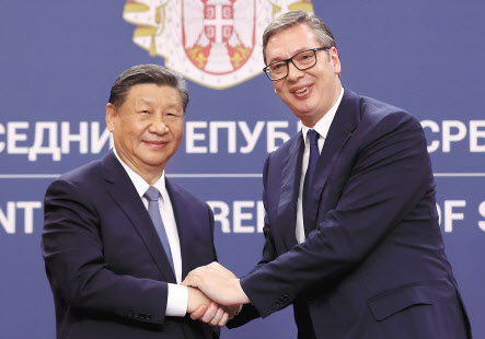 지난 8일(현지시간) 세르비아 수도 베오그라드에서 시진핑(習近平·왼쪽) 중국 국가 주석과 알렉산다르 부치치 세르비아 대통령이 손을 맞잡고 사진을 찍고 있다. [EPA]
