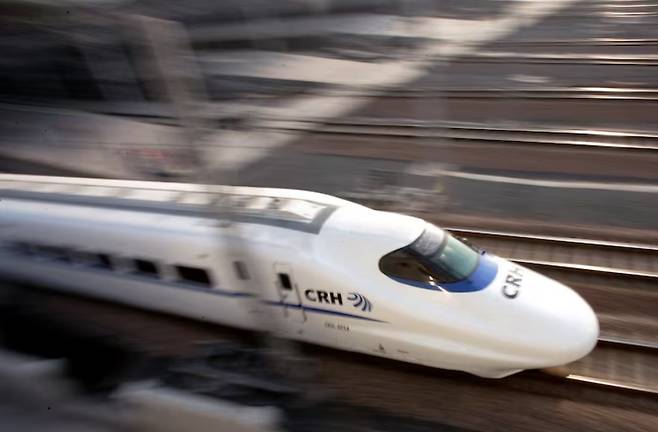 지난 2007년 1월 중국 상하이의 한 기차역 근처에서 고속열차가 첫 운행을 하고 있다. [로이터]