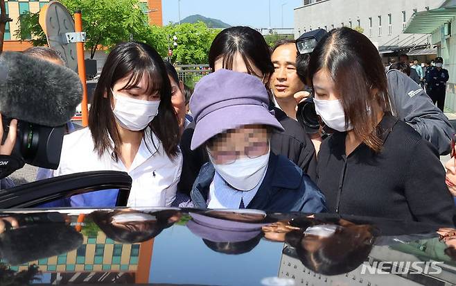 [서울=뉴시스] 최진석 기자 = 잔고증명서를 위조한 혐의로 복역 중인 윤석열 대통령의 장모 최은순 씨가 14일 서울 송파구 서울동부구치소에서 가석방되고 있다. 앞서 법무부 가석방심사위원회(심사위)는 지난 8일 최씨에 관한 가석방 심사를 진행한 뒤 만장일치로 적격 판단을 내렸다. 2024.05.14. myjs@newsis.com