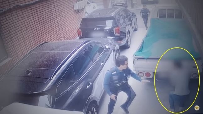 [서울=뉴시스] 주차된 트럭 뒤에 몸을 숨기다 붙잡힌 남성. (사진=유튜브 갈무리) *재판매 및 DB 금지