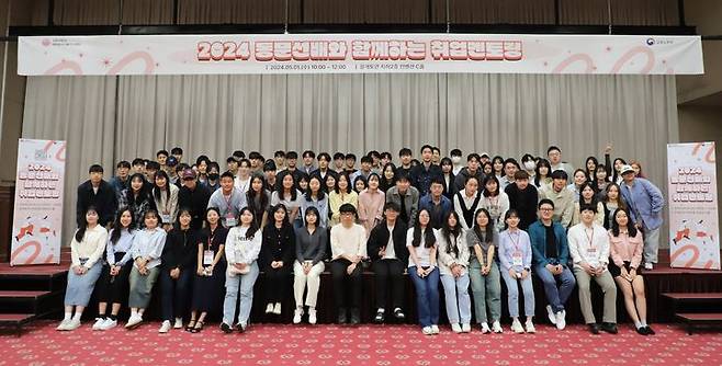 [서울=뉴시스] 세종대학교 대학일자리플러스센터가 개최한 '동문선배와 함께하는 취업멘토링' 참여자들이 기념 촬영을 하고 있다. (사진=세종대 제공) *재판매 및 DB 금지