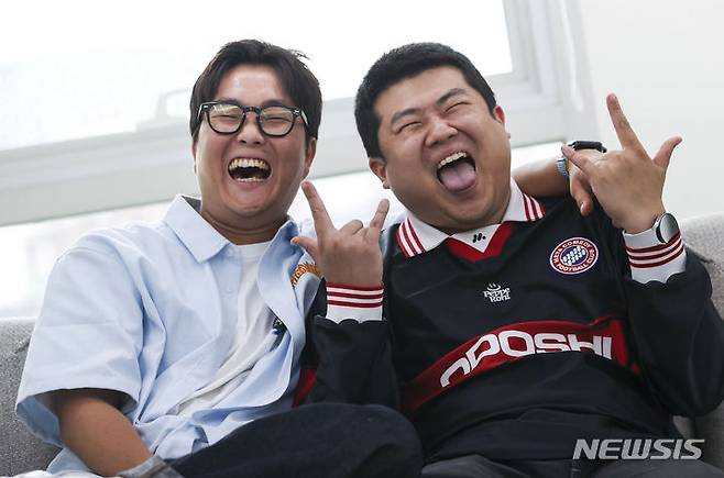 [서울=뉴시스] 정병혁 기자 = 크리에이터 뷰티풀너드의 최제우와 전경민이 지난해 9월13일 서울 마포구 메타코미디 사옥에서 뉴시스와의 인터뷰에 앞서 포즈를 취하고 있다. 2023.09.13. jhope@newsis.com