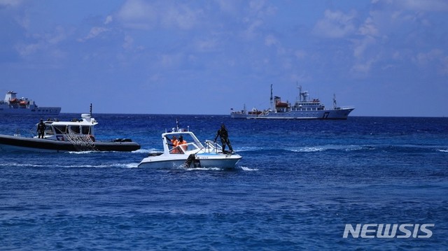 [서울=뉴시스] 미국과 대만 해군이 지난달 서태평양에서 비밀리에 합동훈련을 벌인 것으로 전해졌다.  사진은 대만은 실효 지배하는 남중국해 타이핑다오 주변에서 해상 훈련이 진행되는 모습. 2024.05.14