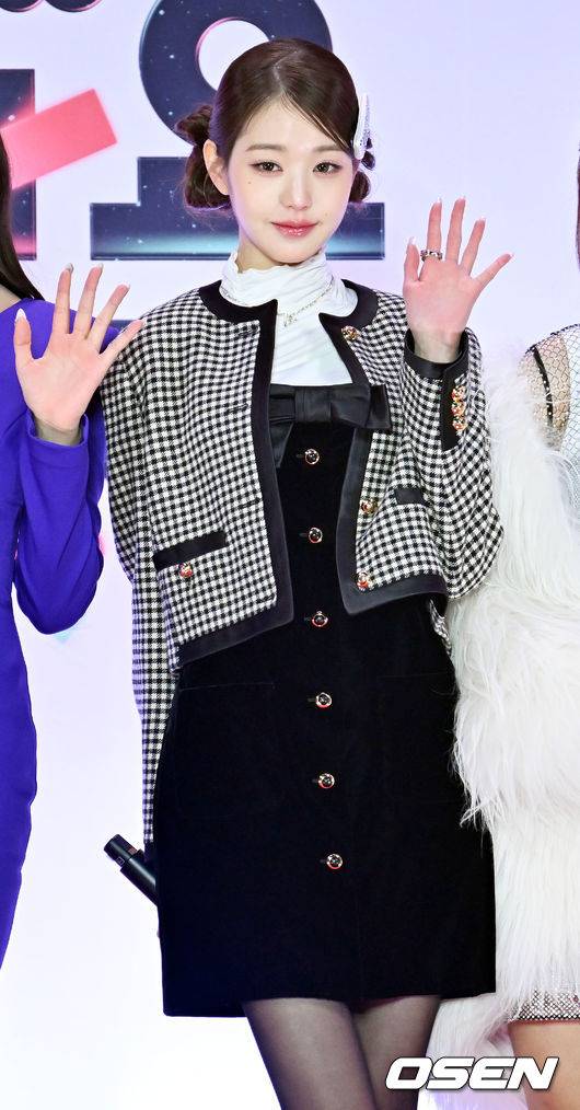 [OSEN=민경훈 기자] 24일 오후 서울 구로구 고척스카이돔에서 2022 SBS 가요대전 레드카펫 포토월 행사가 열렸다.샤이니 키, 아스트로 차은우, 아이브 안유진이 진행하는 올해 가요대전 라인업에는 엔시티 127, 엔시티 드림, 더보이즈, 프로미스나인, 스트레이 키즈, (여자)아이들, 에이티즈, 있지, 투모로우바이투게더, 크래비티, 에스파, 엔하이픈, 아이브, 엔믹스, 템페스트, 르세라핌, 뉴진스가 이름을 올렸다. 스페셜 가수로는 역주행 신화를 만들고 있는 윤하와 자우림, 십센치&nbsp;등이 출연해 특급 컬래버레이션 무대를 선보인다.아이브 (IVE) 장원영이 입장하며 포즈를 취하고 있다. 2022.12.24 / rumi@osen.co.kr