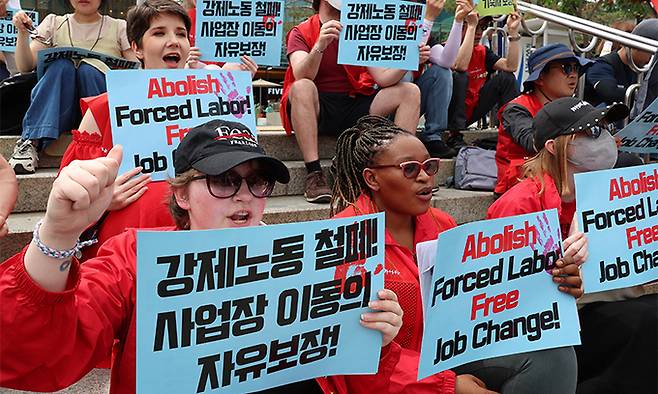 지난 4월28일 서울 중구 서울역 광장에서 ‘근로자의 날(매년 5월1일)’&nbsp;집회에 참가한 이주노동자들이 “강제 노동 철폐”,&nbsp;“사업장 이동&nbsp;자유 보장”&nbsp;등의 구호를 외치고 있다. 연합뉴스
