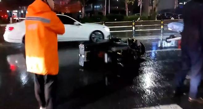 지난 11일 서울 금천구 한 도로에 음주차량과 추돌한 오토바이가 쓰러져 있다. MBN 보도화면 갈무리